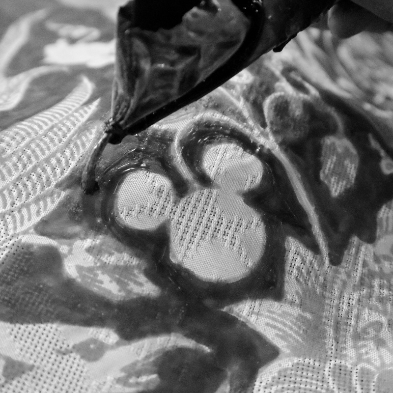 temukan 9 motif mickey mouse disney di batik iwan tirta